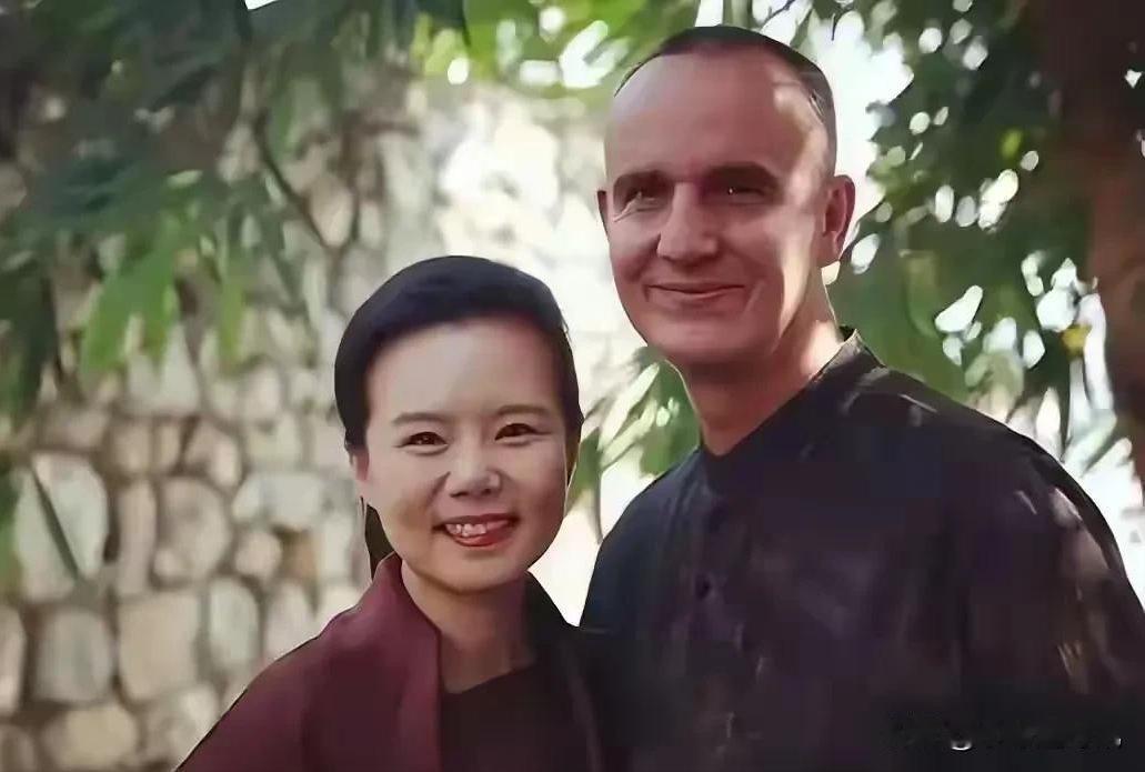 龚琳娜和老罗离婚了？娱乐圈的婚姻总是充满戏剧性，而龚琳娜和老罗的离婚无疑成为了近