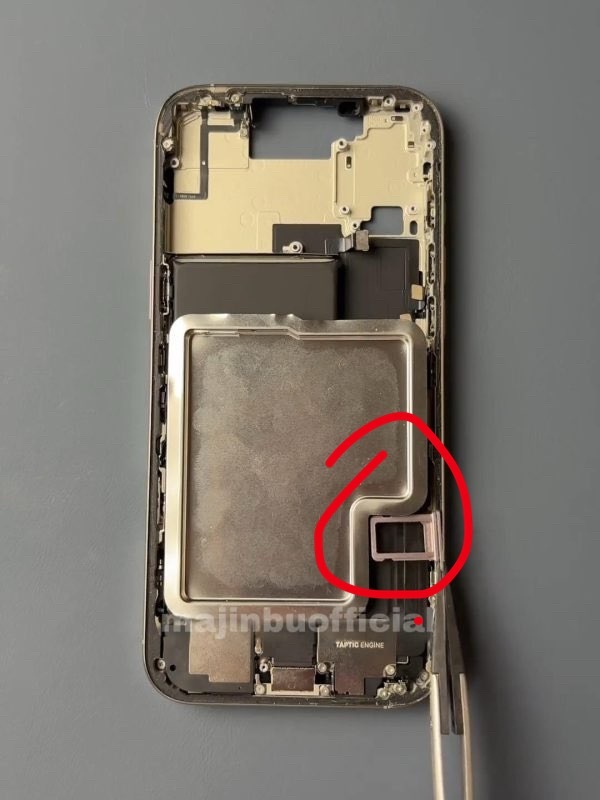 我们为什么需要 eSim？因为iPhone 17 Pro 实体卡槽的设计，电池容