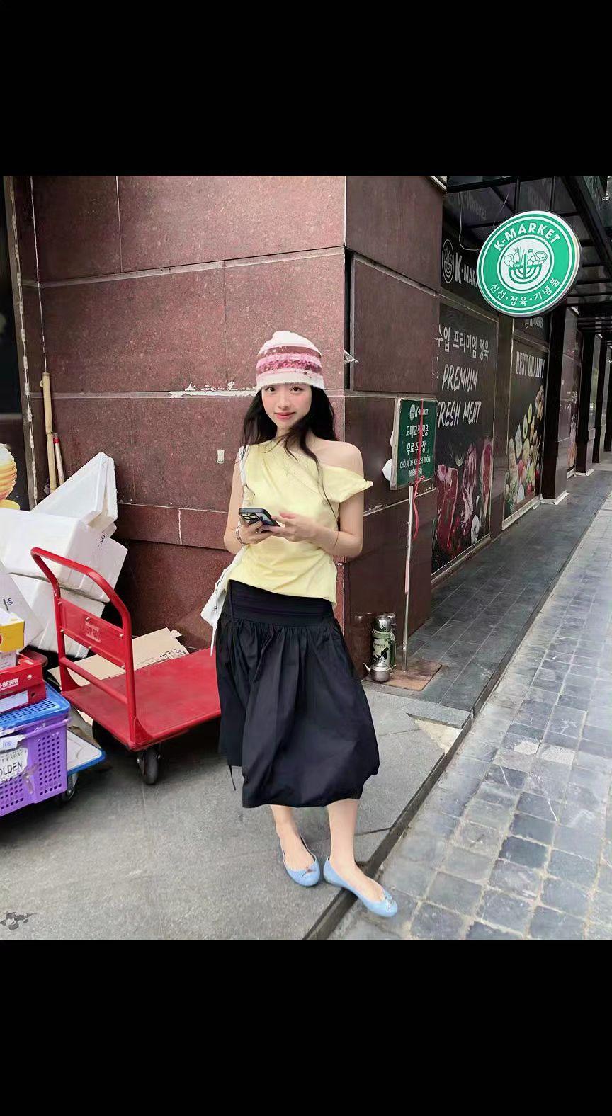 🎩旧巷砖瓦会说话，黄衫黑裙撞出夏日密码～咖啡香混着市井气，慵懒是今日最佳滤镜☕