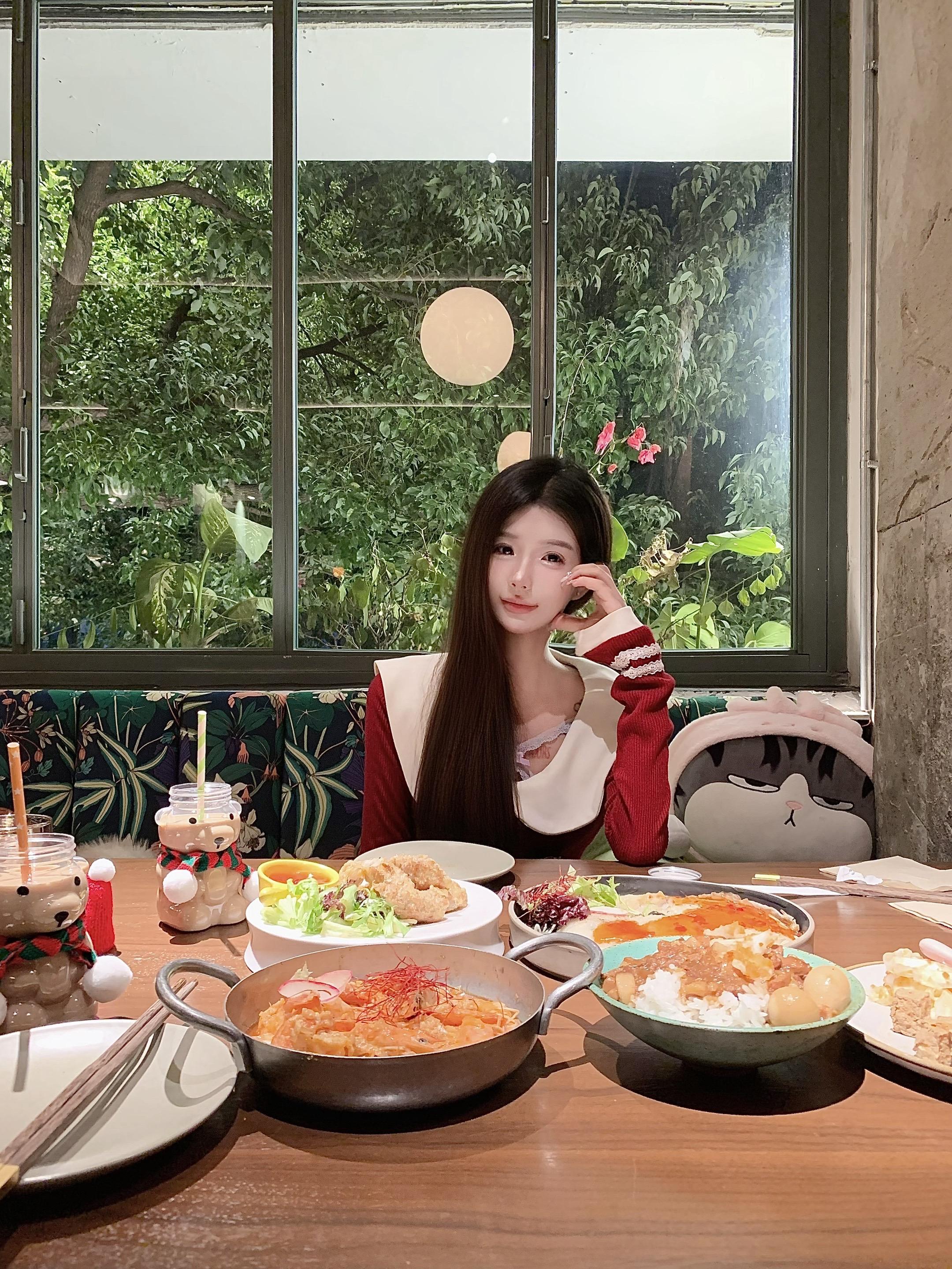 我意识到每个冬天都如此漫长 我许愿我有一条很长很长的围巾 能将我和珍视...