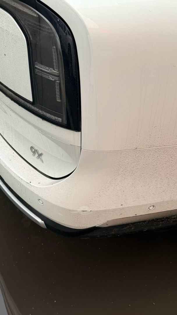 刚停路边  感觉不对从车上下来一看就是有人给我车蹭了奶奶的 我新车啊！！！艹 