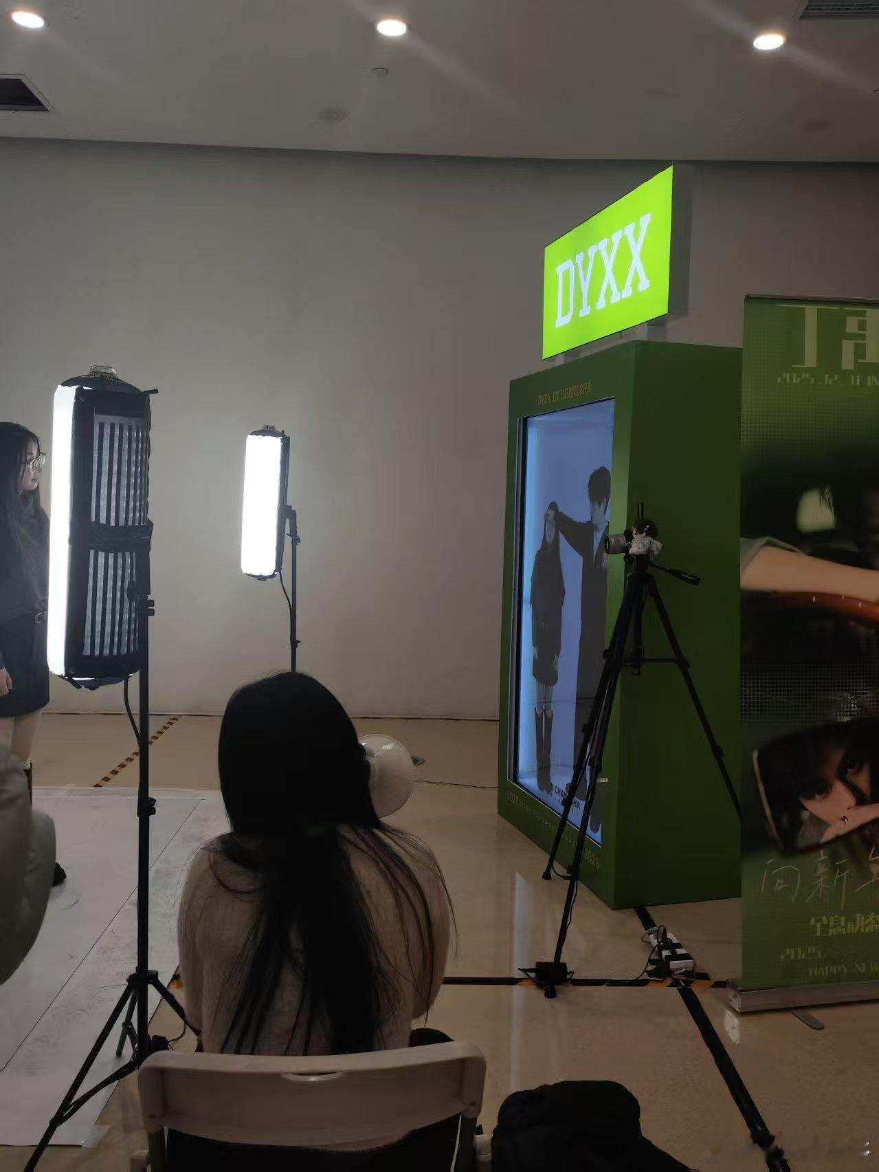 还以为丁禹兮办了个海选 跨年日偶遇大型排队名场面，细问才知是丁禹兮粉丝冲逆应援全