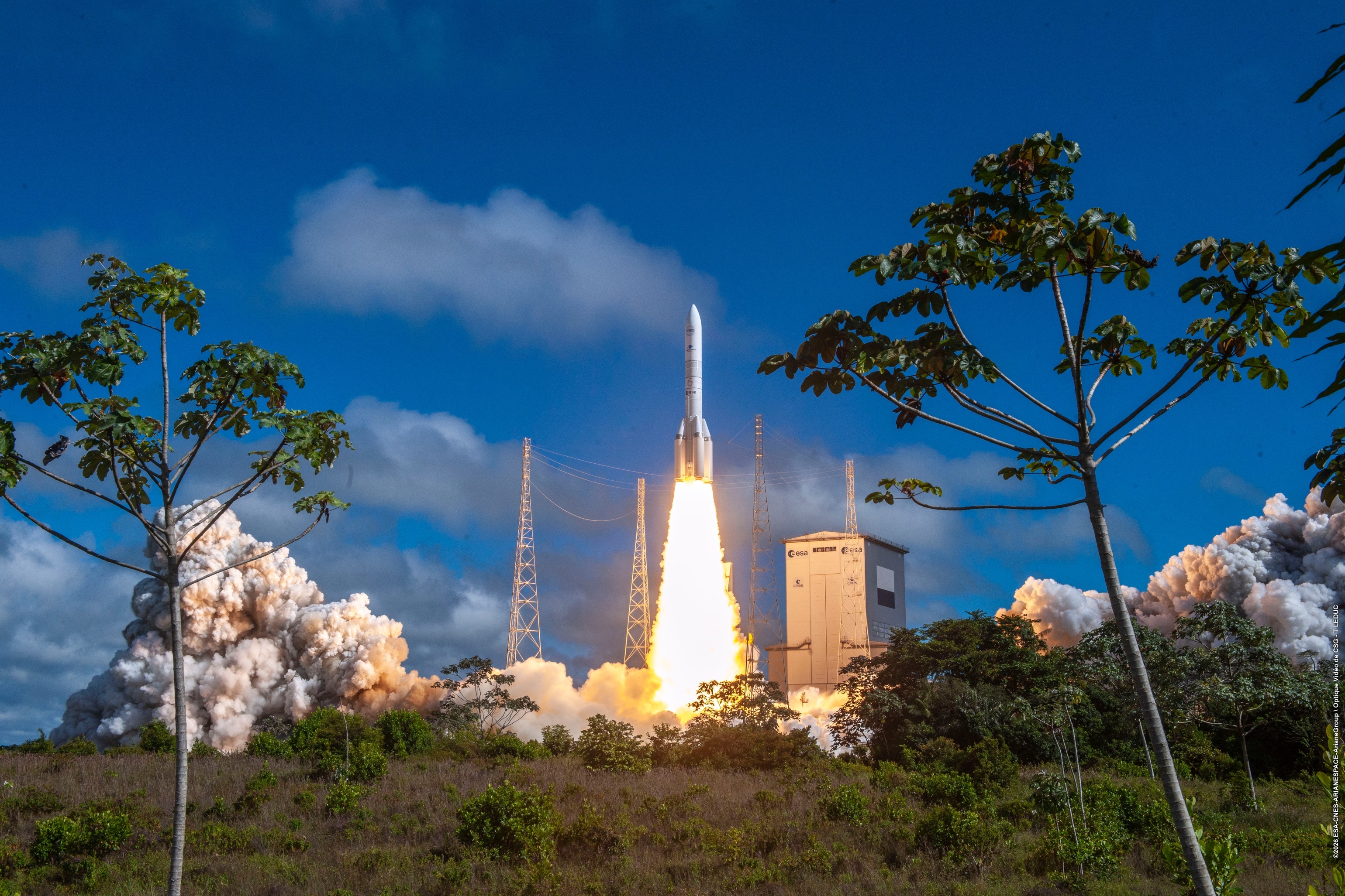 欧洲最强运载火箭Ariane 64 P160C更多发射图 