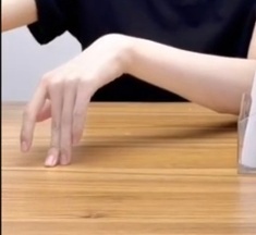 我没法把目光从我爸爸妈妈的手上移开 