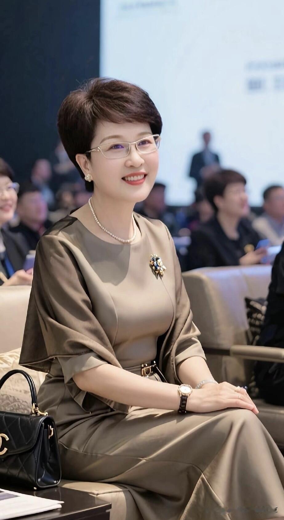 这种短头发挺适合这个美女的，温婉知性，美丽大方，看起来比很多女明星都要有气质，这