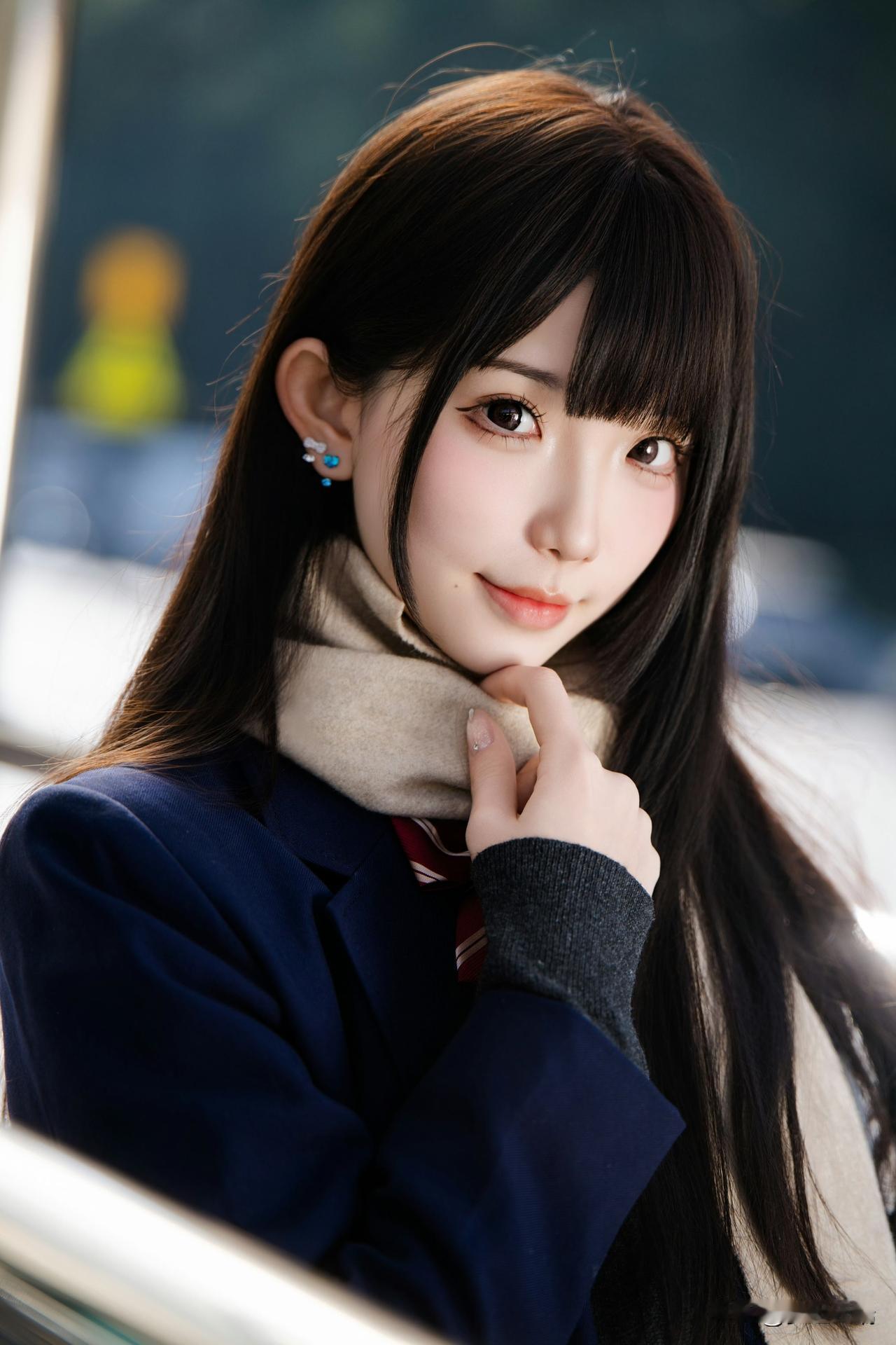 冬日暖阳下，少女与小熊的温馨时光🌞🧸💕