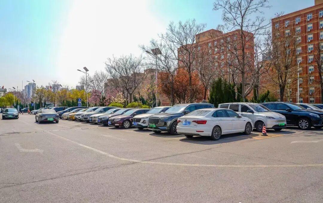 【天津这家医院将所有车位让给患者】天津泰达医院将全院职工车辆整体外迁，100 余