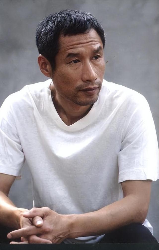 2005年，北京，老戏骨刘佩琦遇上了件戳心窝子的事：亲哥哥因病撒手人寰，留下个1