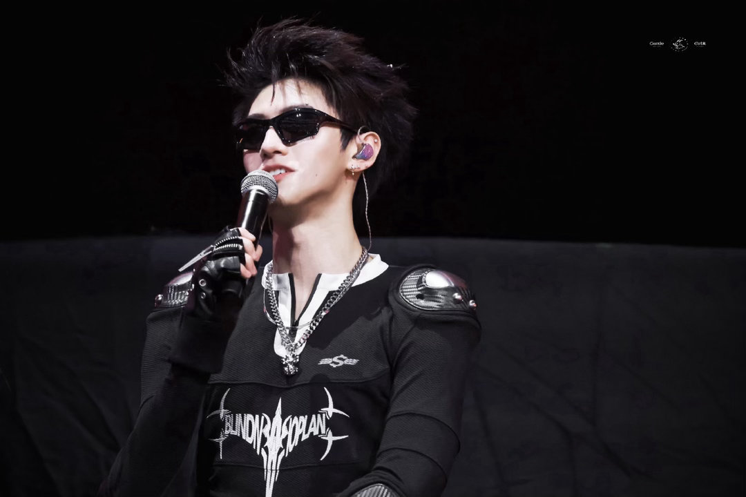 朱志鑫结束彩排就来找粉丝了朱志鑫说热的想去游泳谁懂啊！朱志鑫澳门彩排间隙直接冲来