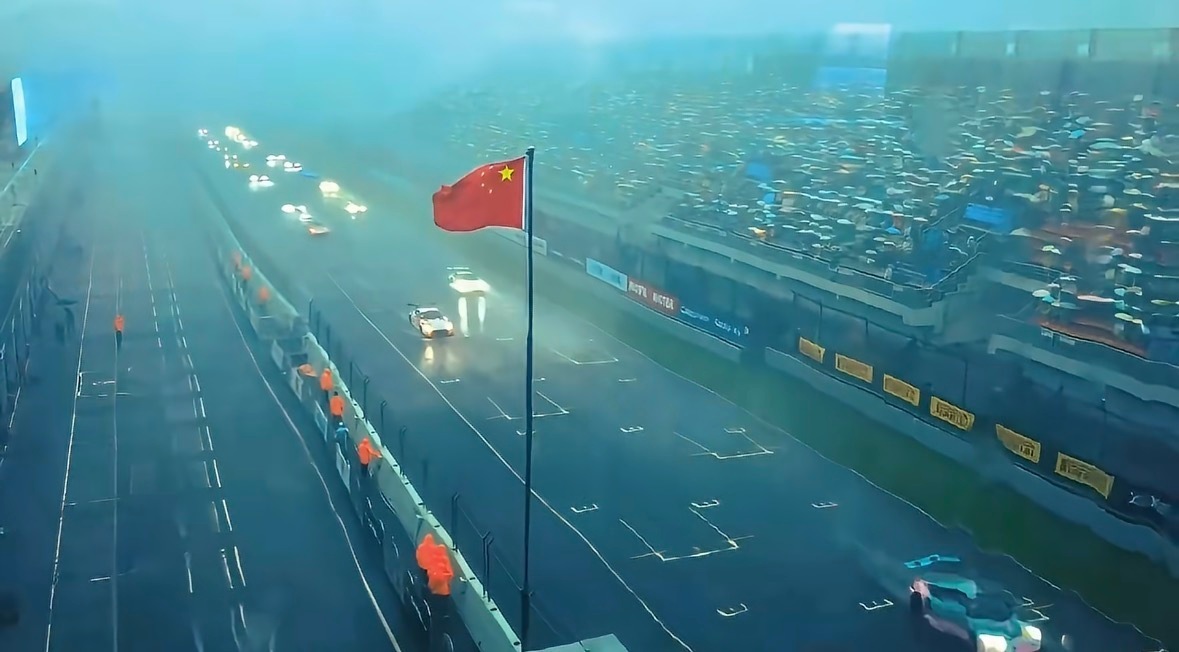 王一博与粉丝雨中双向奔赴 什么是真情侣 这就是我们摩托姐姐和王一博又又又上热搜了