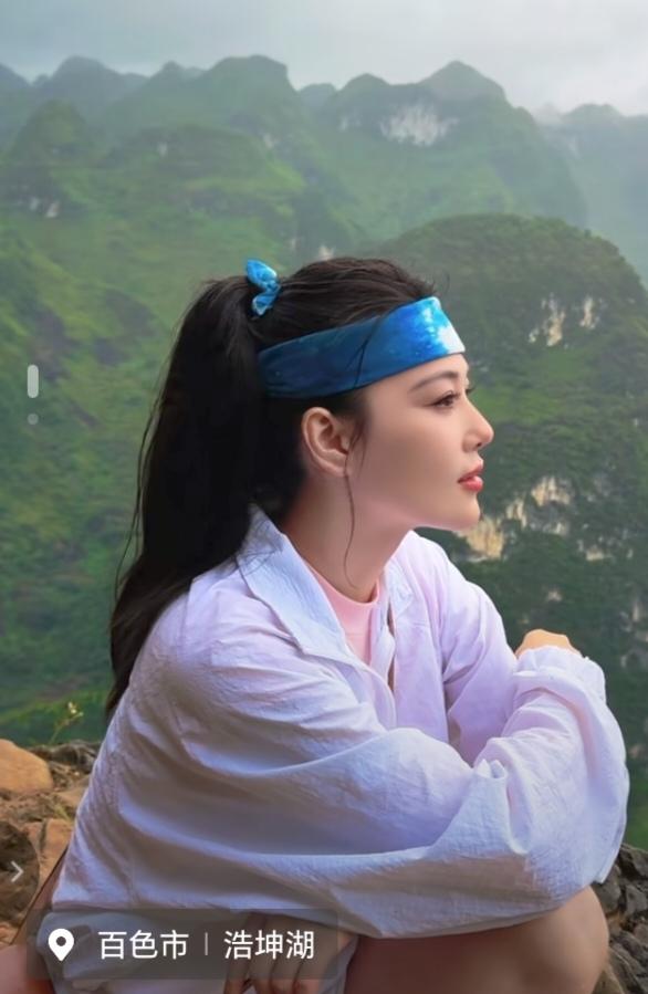 9月27日，大美女张馨予时隔两年再次打卡百色浩坤湖这次故地重游，张馨予似乎对浩坤