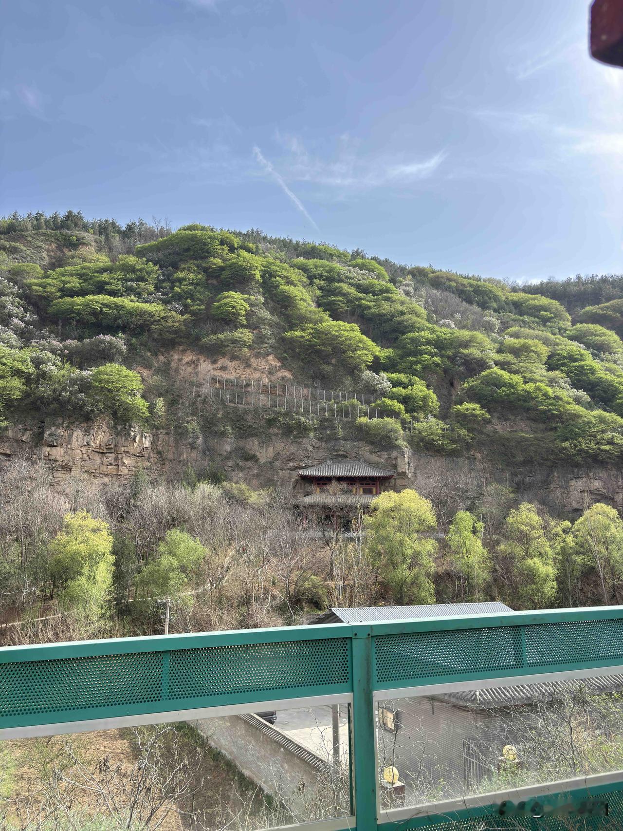 淳化县金川湾石窟，里面有个大佛，号称陕西第二大佛，这个大佛是后来重建的，还是在唐