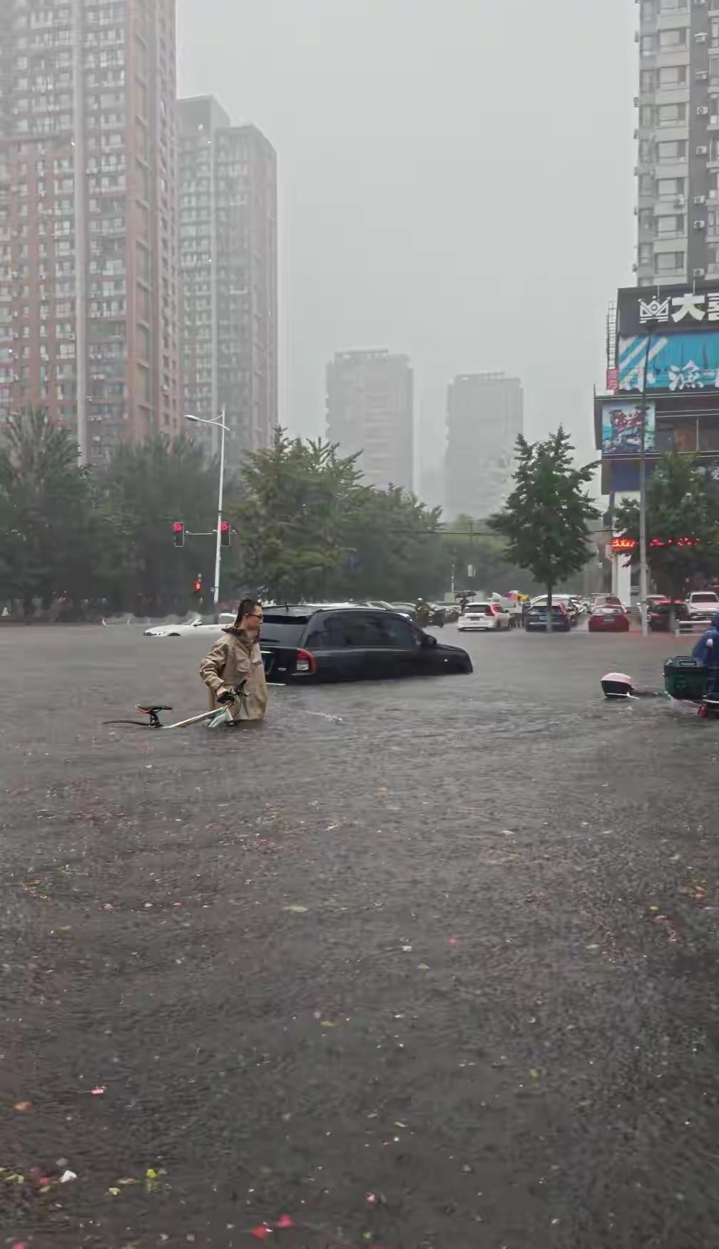 暴雨淹腰全城封路！医生蹚水1小时逆行救人
 
真正的责任，究竟藏在安逸安稳里，还