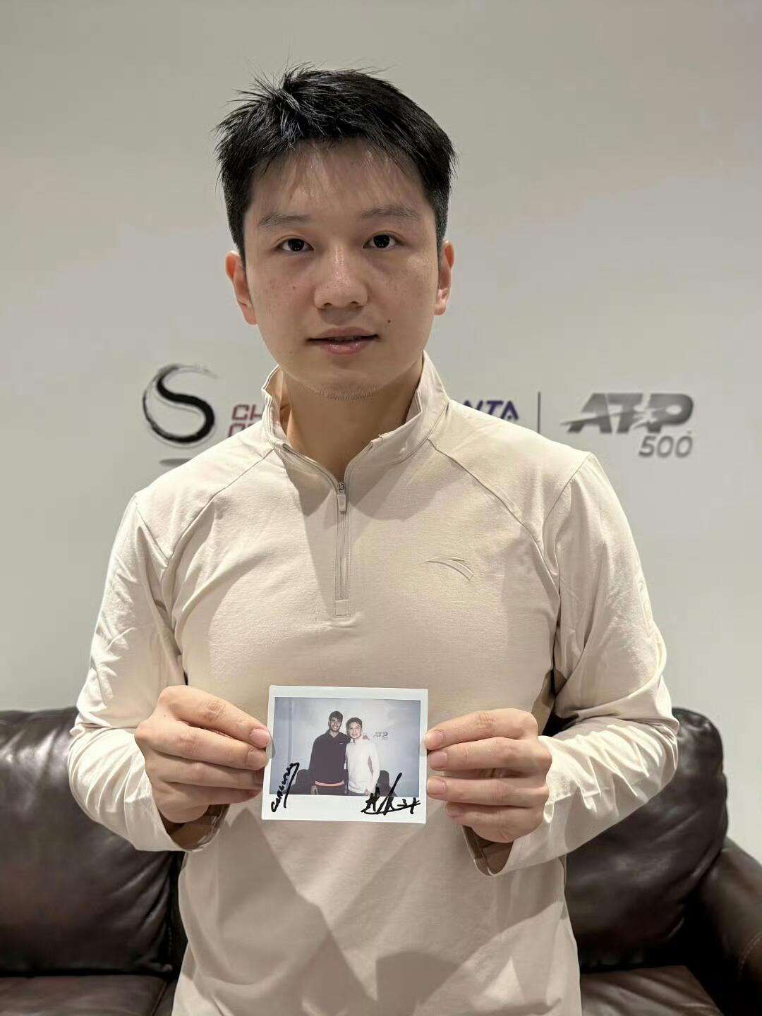 这两张照片就是感觉东哥很正，他身上的气质真的一直在，无论何时出现，都很板正！
有