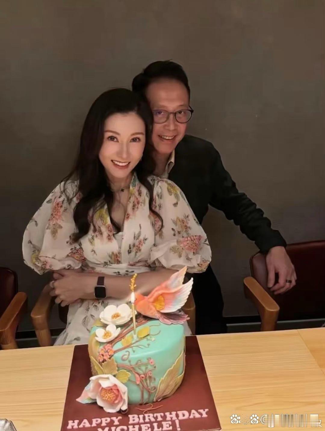 54岁的李嘉欣被老公甜蜜搂入怀中庆祝生日，他们当初的结合不被外界看好，没想到恩爱