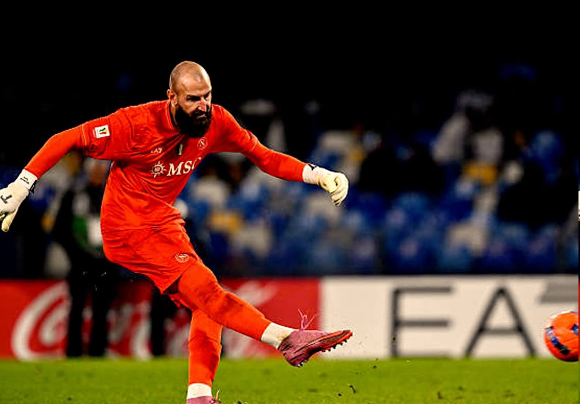 时速130公里！门将轰出足坛最快点球之一！在那不勒斯对卡利亚里的意大利杯点球大战