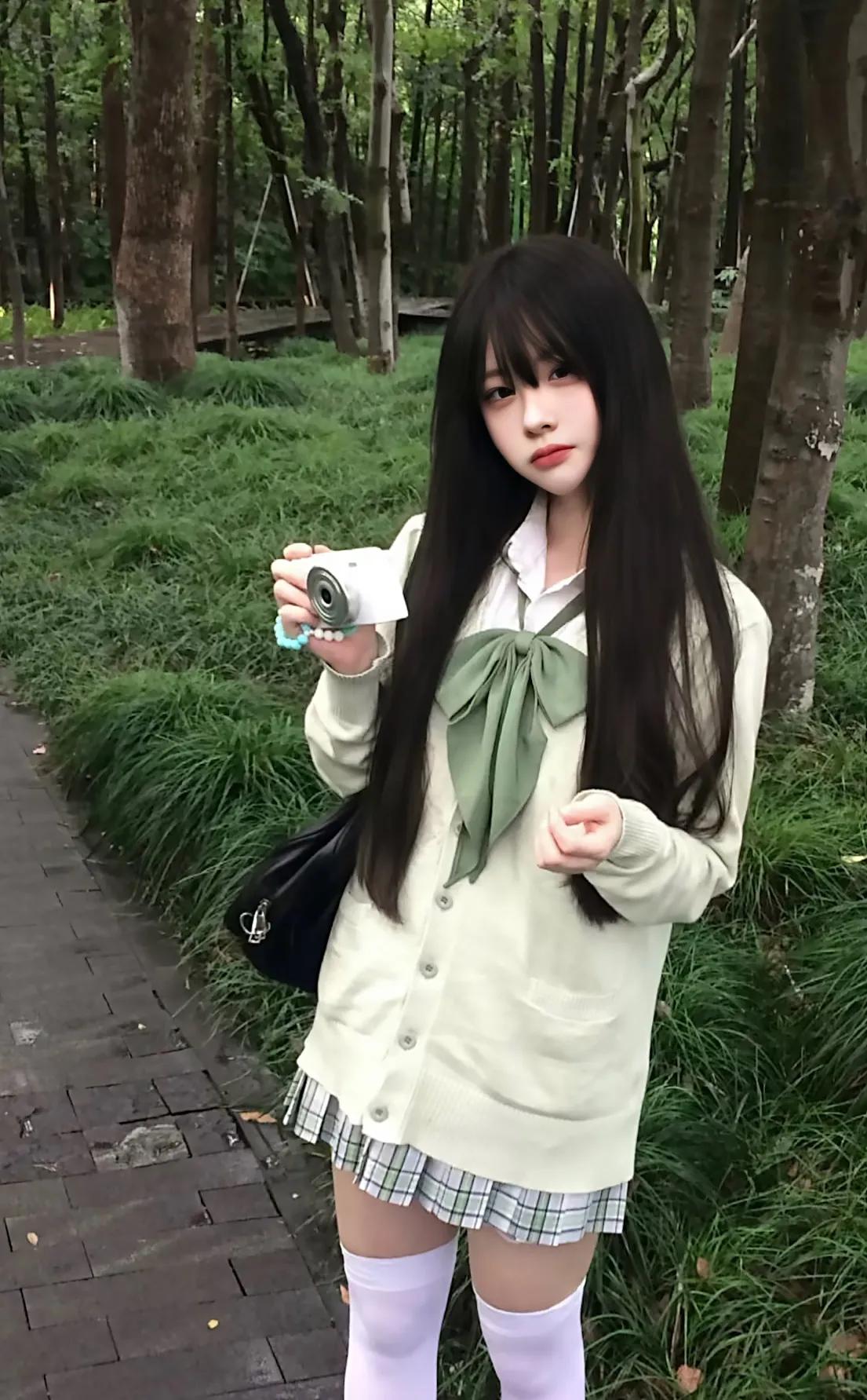 地主家的傻儿子肯定能娶到美女，因为美女很多，地主家的傻儿子不多。
你看过那个矮子