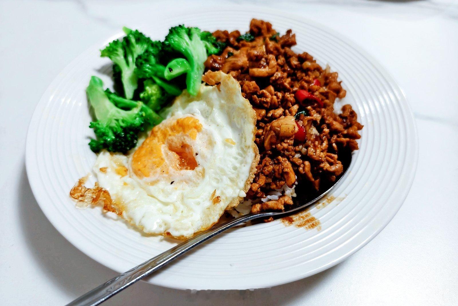 又吃上大狗同学做的打抛饭了，这次是鸡肉版，口感比上次的牛肉版更细腻软嫩每日一餐分