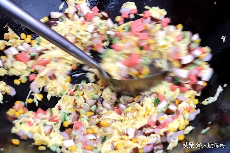 米饭不要焖得太软太黏,炒饭前先把米饭打散。鸡蛋入锅炒香，倒入米饭翻炒片刻，不要有