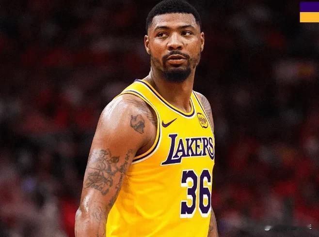 跟你们聊聊斯玛特这两年的遭遇。
23年被交易到灰熊，因为遭遇了伤病只为灰熊打了3