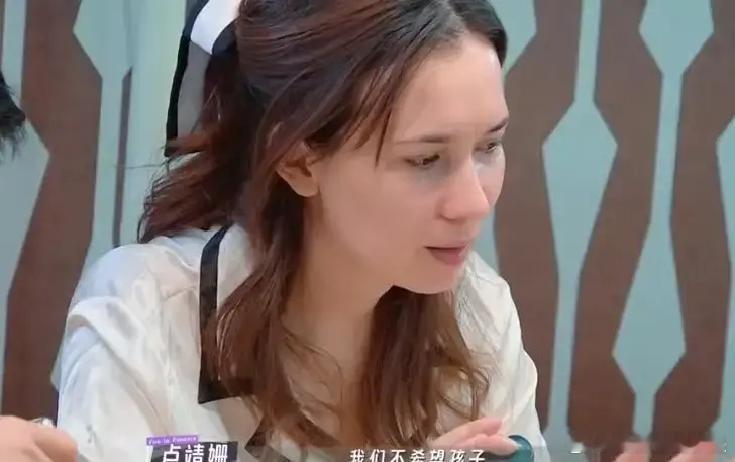 心理医生只对卢靖姗说了7个字：不要做韩庚的妈。 她没哭，坐在那里愣了好一会儿。 