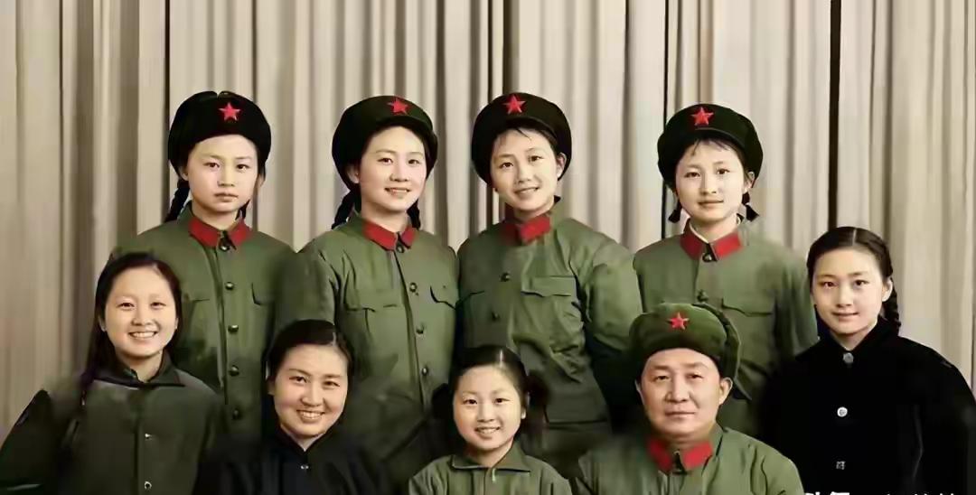 看到这张70年代初开国少将吴荣正夫妇与七个女儿的合影，太让人感慨了。1973年在