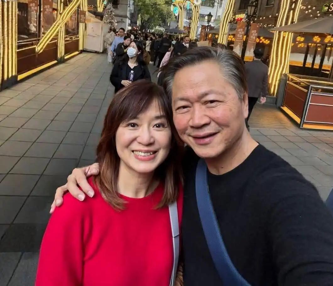 赖岳谦周玉琴夫妇刚从大陆旅游回去，就得收到了中天的开除信，这让夫妻两和观众十分错
