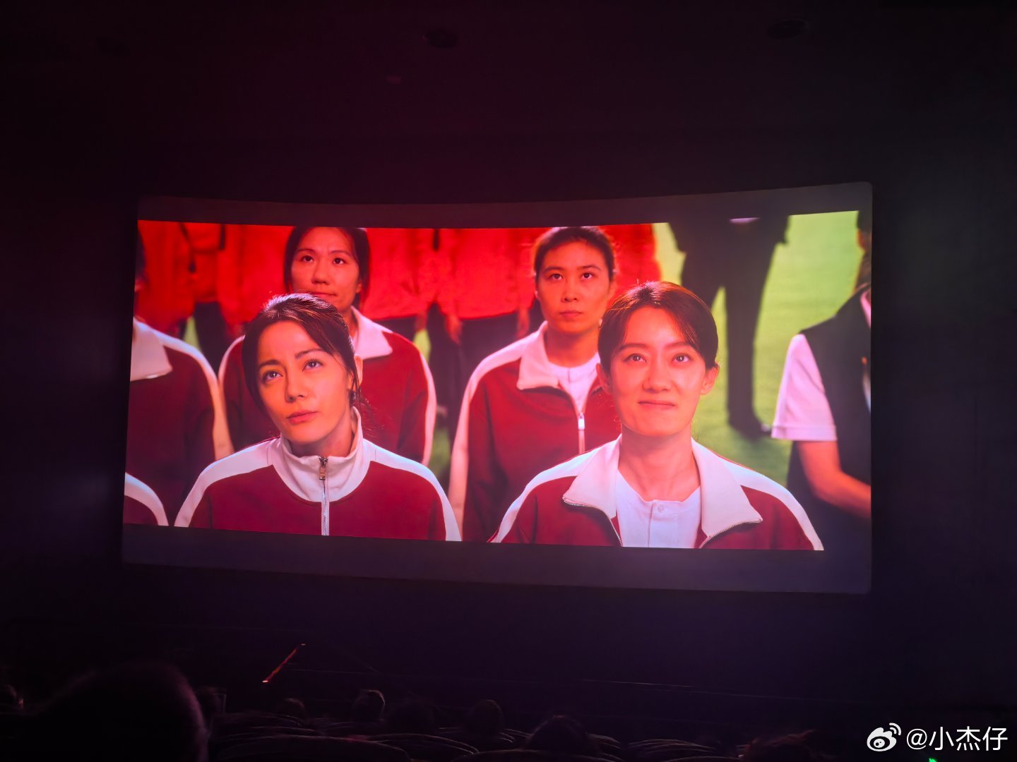 功夫女足票房已破2亿硬生生把一本正经、独美的迪丽热巴，搞成了无厘头，还有张艺兴，