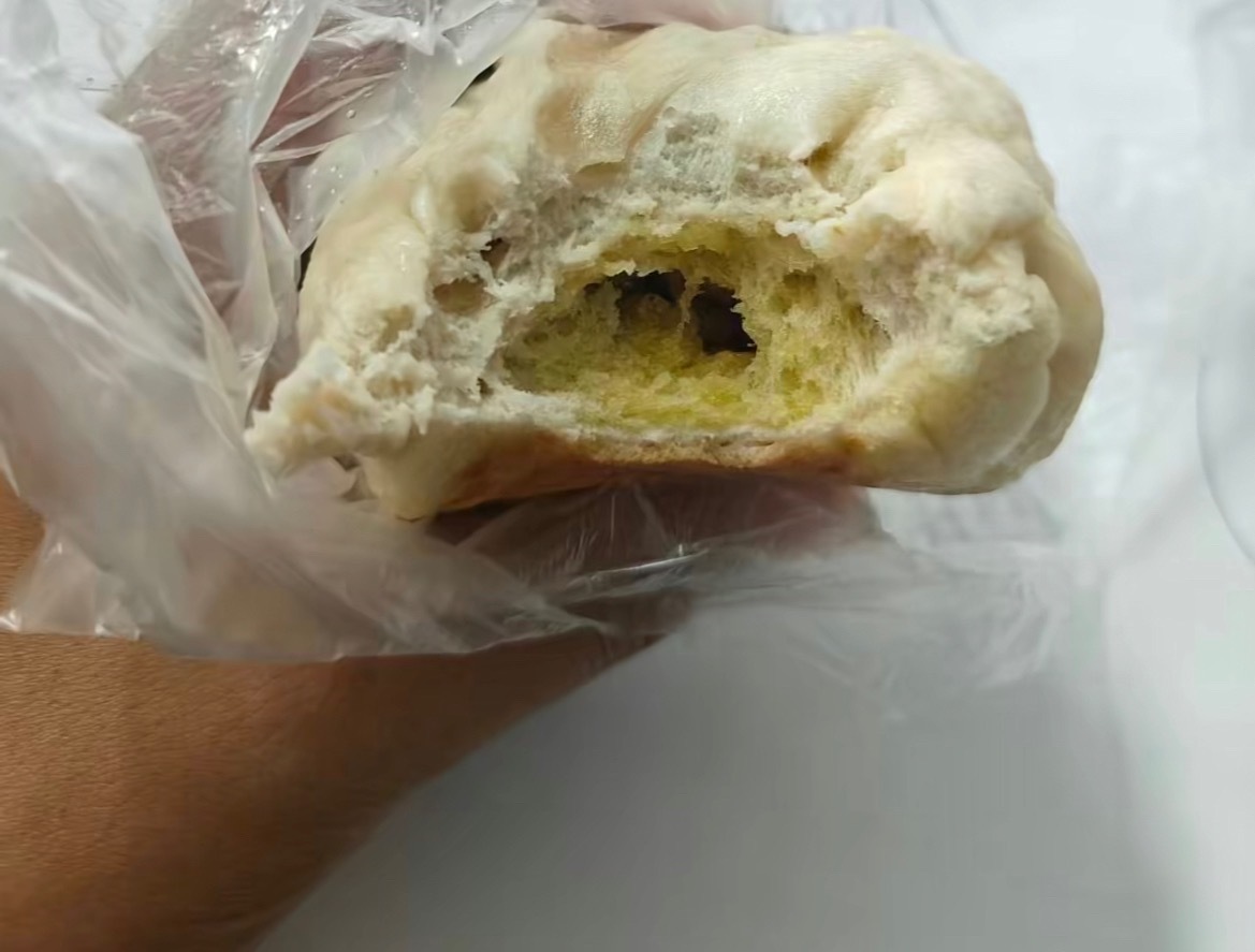 【玉林二环路边早餐小摊买到了预制包子】4月24日，网友爆料称：玉林市二环路的路边