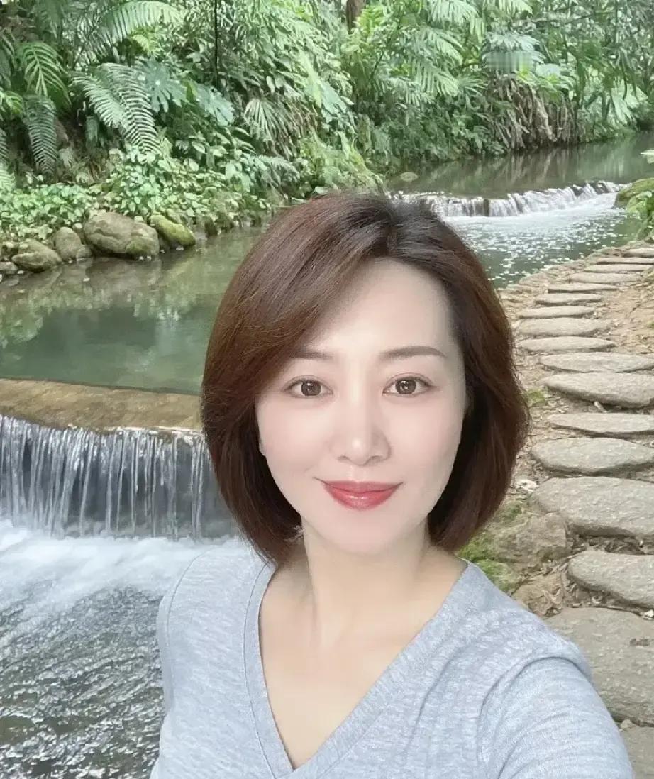 一篇《女人四十岁后幸福靠老公》的帖子突然刷屏，作者说自己折腾完职场和娃，才发现能