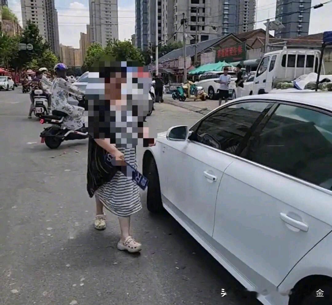 8月23日，山东菏泽，一名56岁女子张某，买完西瓜回家后觉得口感不佳，返回街边西