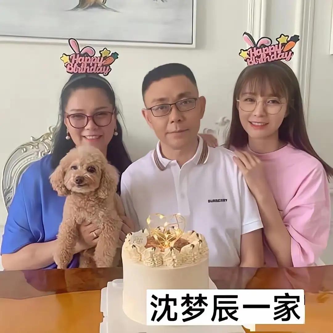 看着明星们的家庭照，感觉好幸福呀，沈梦辰跟他的妈妈笑起来的样子好像啊，都是大美人
