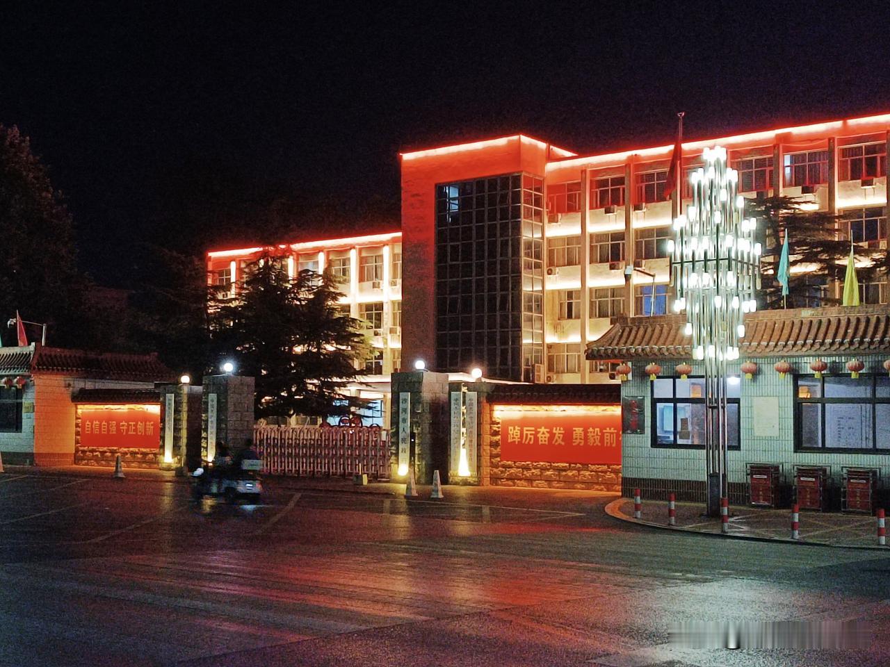 光彩夺目的太行大街夜景
（拍摄于邢台·沙河市 2026-8-5）