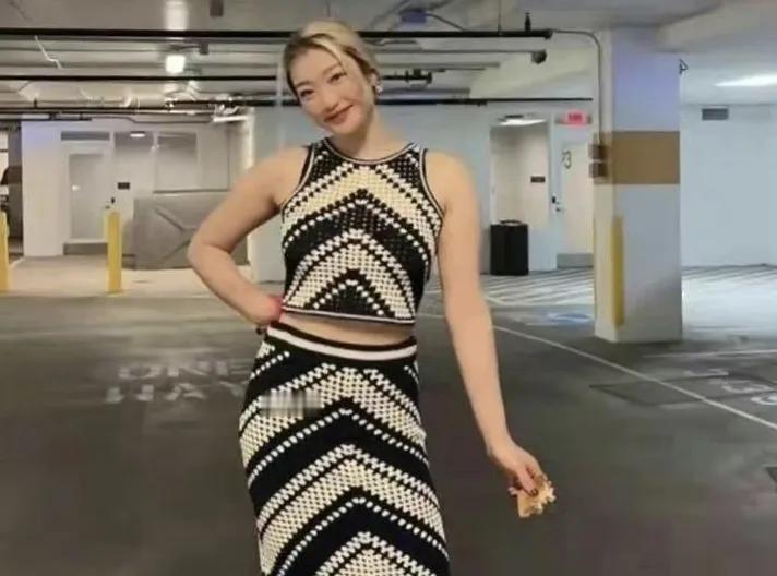 李梦，中国职业女子篮球运动员，场上司职前锋，场下打扮的很时尚。
2024年，李梦