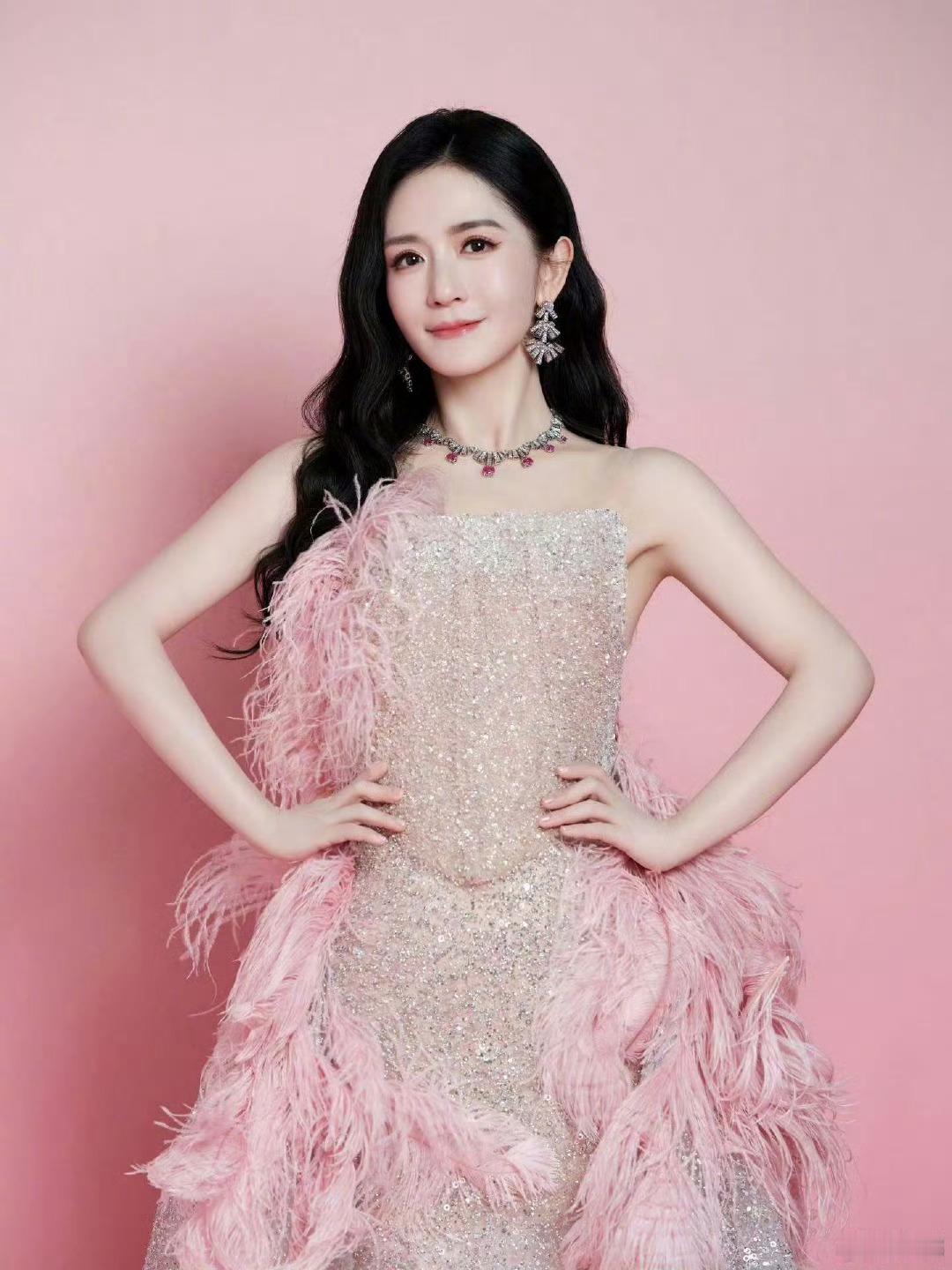 谢娜把勇气握在手里 星光穿在身上，勇气握在手里娜姐继续和姐姐们并肩向前冲吧！娜米