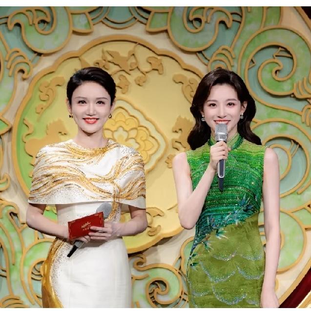 央视元宵晚会龙洋和马凡舒同框真的是太美，太让人惊艳了。

龙洋一袭白色的晚礼服更