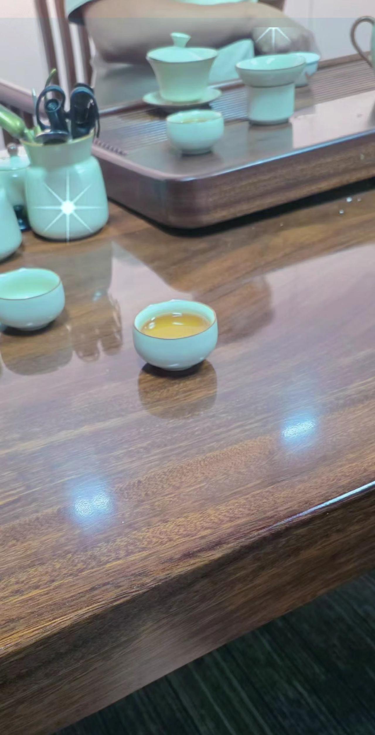 社会第一课，不要同情任何人。你不是佛，渡不了跪着不走的人。社会第二课，不要相信任