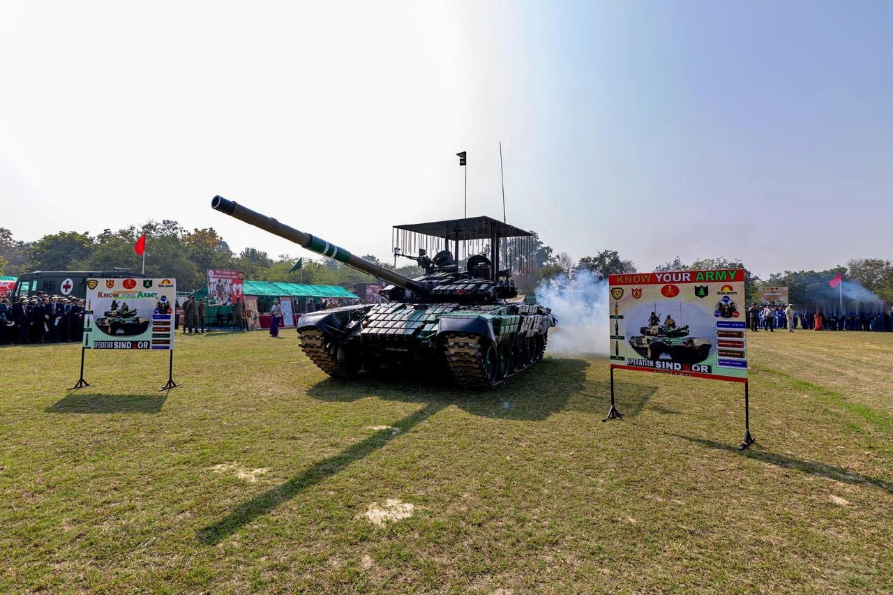 位于印度北方邦密拉特的印军第22平原整编步兵师的这坦克帽檐是否有点眼熟。不知道这