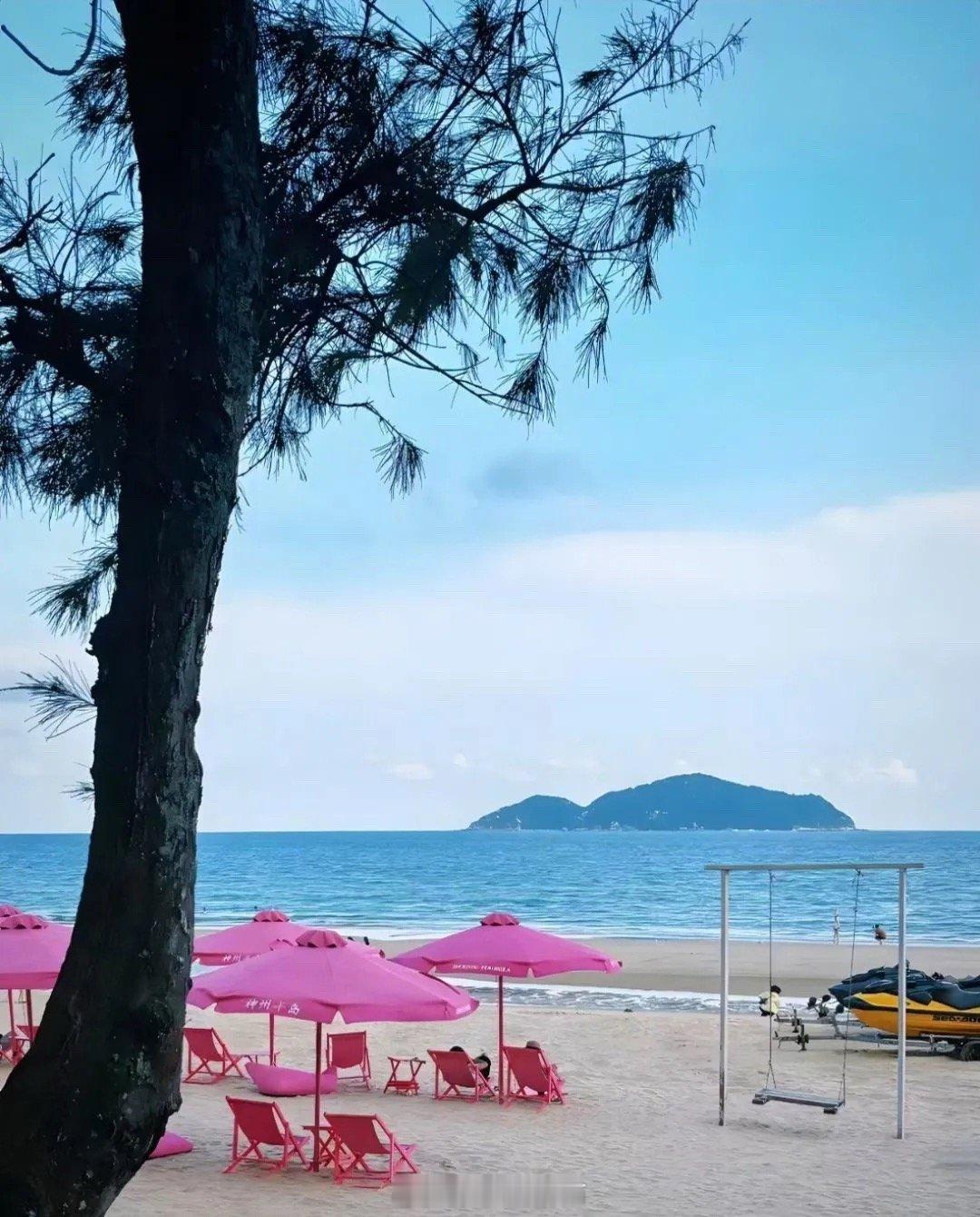 我把回忆叠成纸船，任由它漂向远方，却再也等不到那个陪我看岸风光的人，所有执念，最