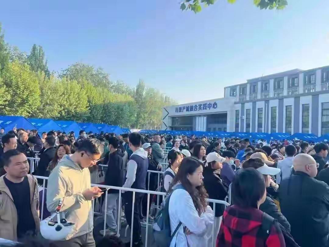 职校的门被挤翻，110干翻985：2026最魔幻一幕上演，无数人终于醒悟
 
职