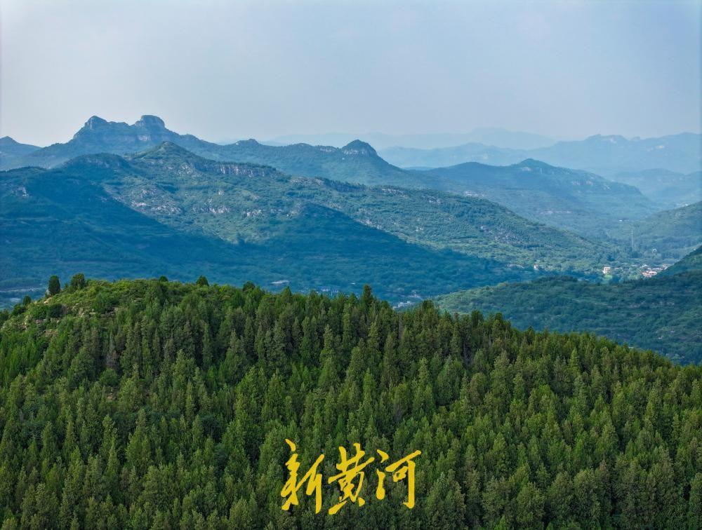 7月23日，大暑节气，济南南部山区的十八盘村附近展现出别样的山水画卷。空中俯瞰，