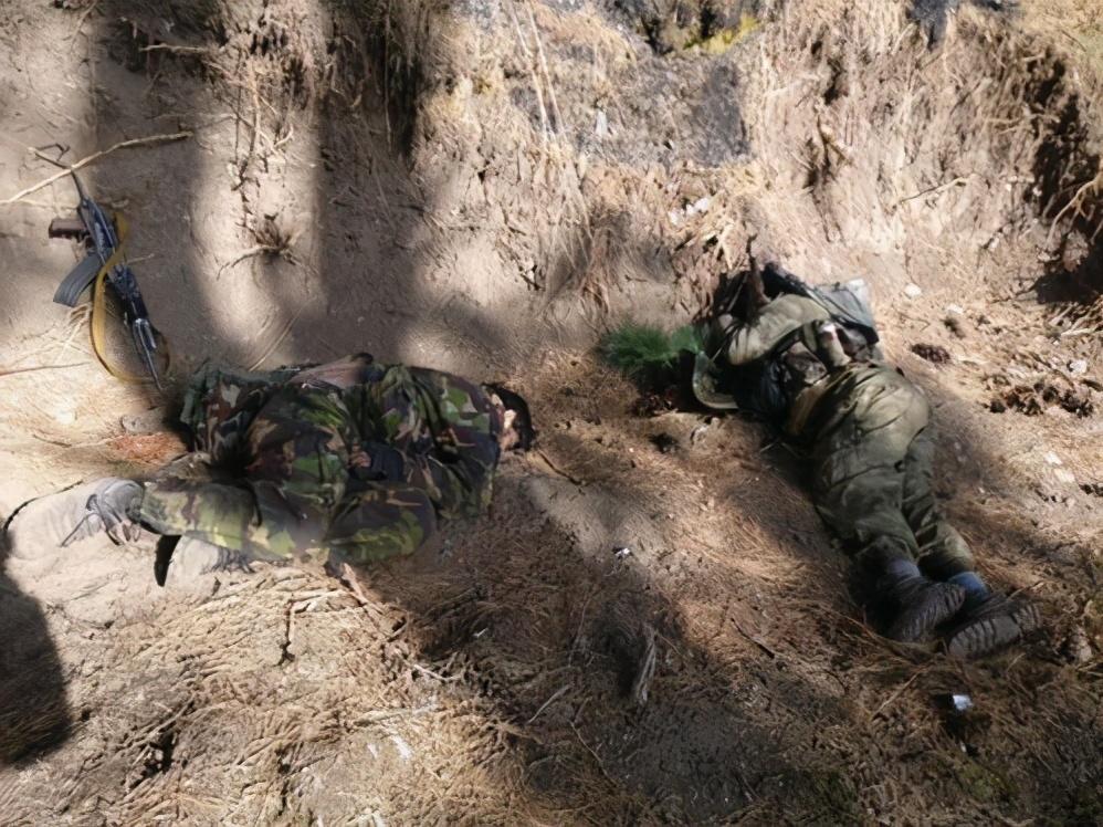 印军凌晨开火，上百架无人机突袭藏南，杀死一名中将、一名准将、一名上校共19人。