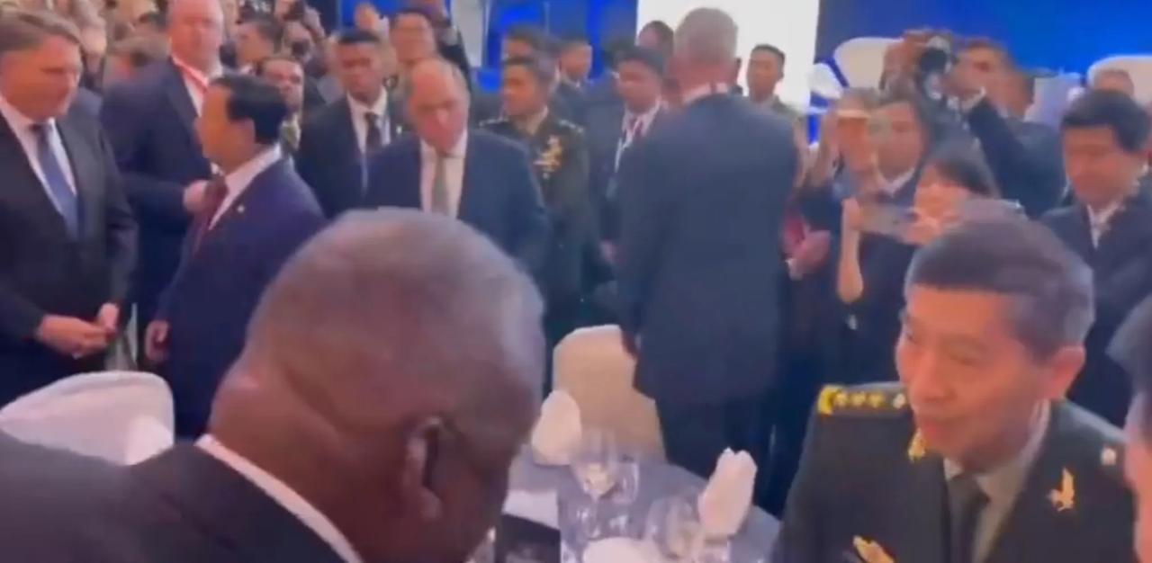 中美国防部长总算见了面，奥斯汀探出半个身子满脸堆笑，李部长不卑不亢很沉着，这是我