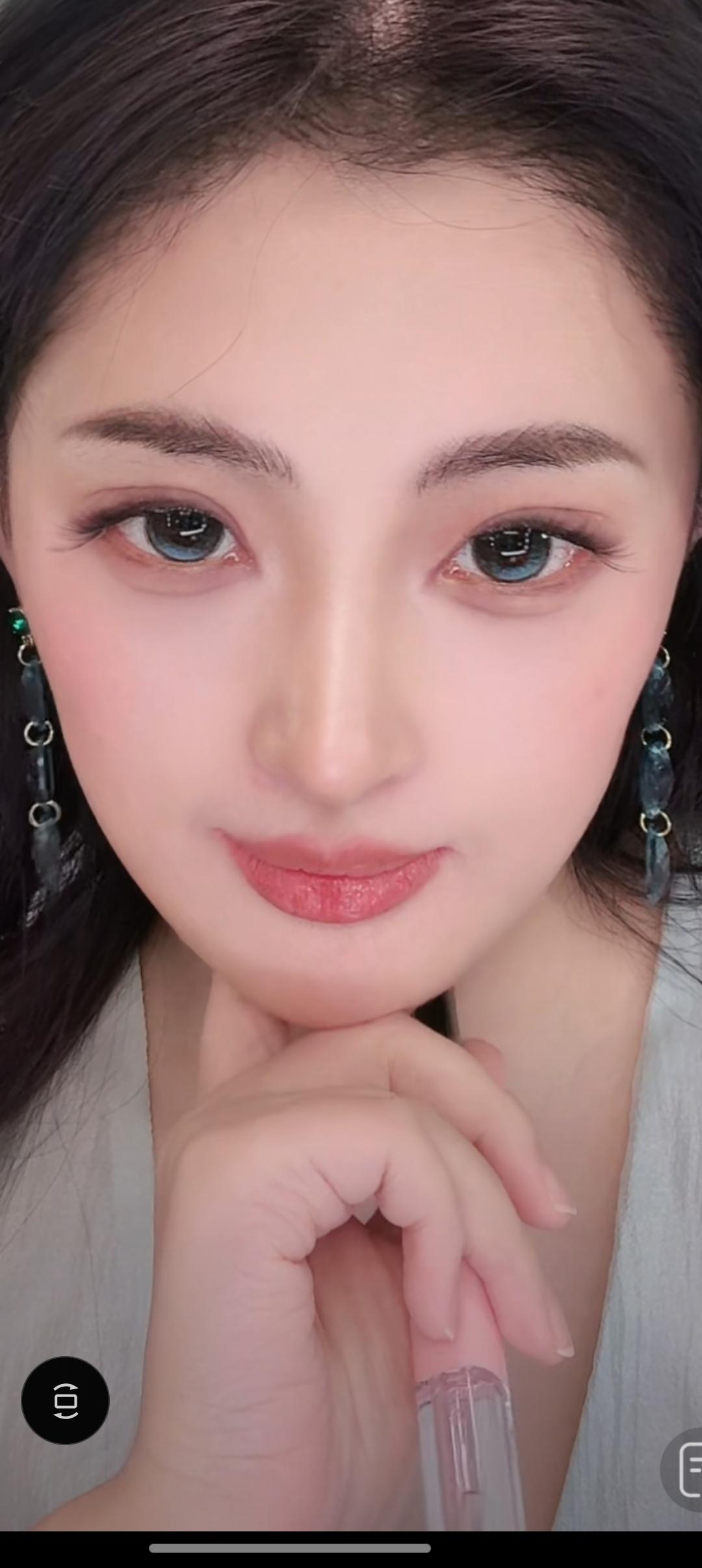 这位美女在思考什么？