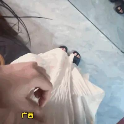 万万没想到！广西，一女生出门前照镜子，突然发现裙子有些不对劲。本以为只是褶皱或线