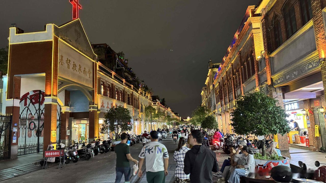 泉州，一座千年古城，承载着海上丝绸之路的辉煌与荣耀。
泉州，闽南文化的发源地，每