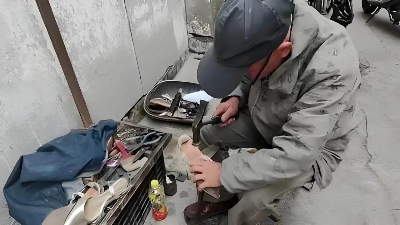 #警方回应7旬修鞋大爷遭围殴掐脖#警方已经介入调查7旬修鞋大爷被围殴掐脖的事件，