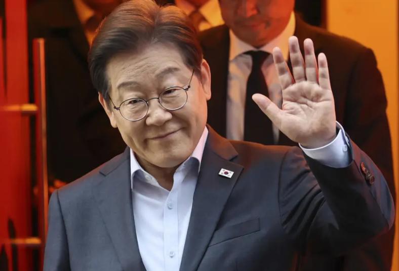 思考了 13 天后，李在明却决定不出席中国阅兵？特朗普的一记耳光打醒韩国，“战略