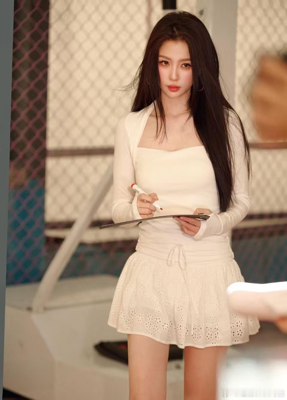 杨单给虞书欣化的青春女大学姐妆虞书欣青春女大学姐妆好美！虞书欣青春女大学姐妆