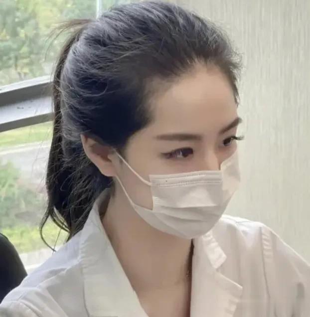 “男科门诊是故意的吧？竟然安排一个年轻的女大夫？[我想静静]”一网友这样说。照这